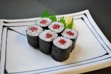 Tuna sushi rolls