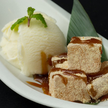 Warabimochi (bracken-starch dumplings) and ice cream