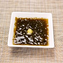 Mozuku seaweed dressed with vinegar