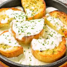 Oven-baked bread with garlic