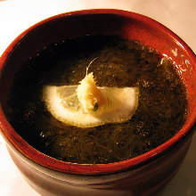 Mozuku seaweed dressed with vinegar