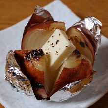 Onions baked in foil