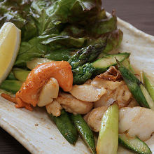 Stir-fried scallops and asparagus