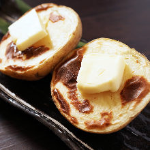 Steamed potatoes with butter