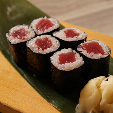 Tuna sushi rolls