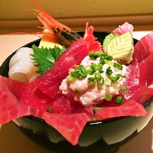 Raw tuna rice bowl