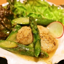 Stir-fried scallops and asparagus