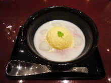 Shiratama zenzai (sweet red bean soup with rice flour dumplings)