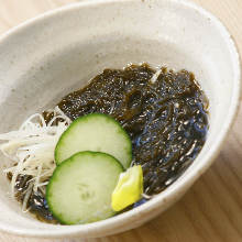 Mozuku seaweed dressed with vinegar