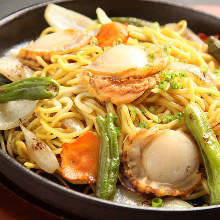 Yakisoba noodles with seafood