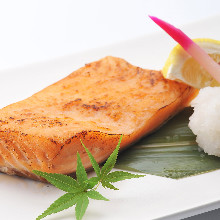 Salmon grilled with salt