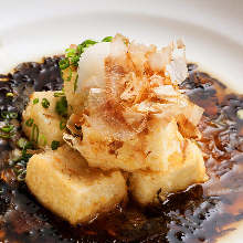 Deep-fried tofu in broth with seaweed