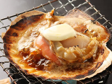 Grilled live scallop with butter and soy sauce