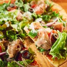 Prosciutto and arugula pizza