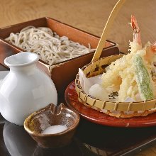 Buckwheat noodles on a bamboo strainer served with Tempura