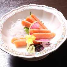 Rui be (slices of raw fish served with peppers)