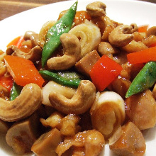 Stir-fried chicken and cashew nuts