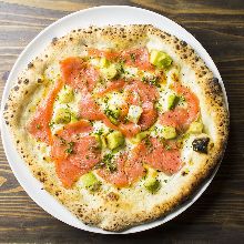 Avocado and salmon pizza