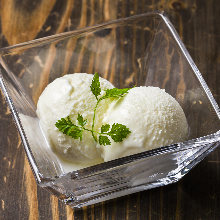 Milk rich ice cream (vanilla flavor)