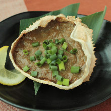 Grilled crab meat and tomalley in shell