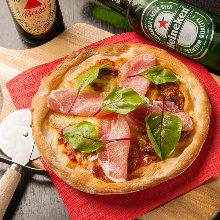 Raw ham pizza