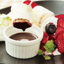 Strawberry and grilled marshmallow with chocolate sauce
