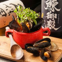 Common orient clams and mussels steamed with sake