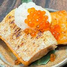 Seared fatty salmon belly topped with salmon roe and grated daikon