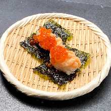 2 bite-sized rice balls with salmon tataki and salmon roe