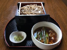 Buckwheat noodles served on a bamboo strainer with chicken