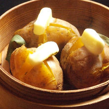 Steamed potatoes with butter