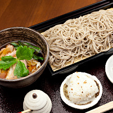 Buckwheat noodles served on a bamboo strainer with duck