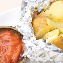 Steamed potatoes with butter