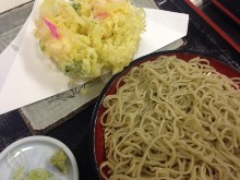 Buckwheat noodles served on a bamboo strainer with mixed tempura