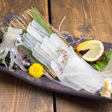 Live squid sugata-zukuri (sliced sashimi served maintaining the look of the whole squid)