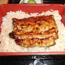 Eel served over rice in a lacquered box