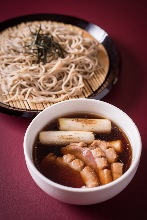 Buckwheat noodles served on a bamboo strainer with duck