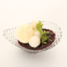 Oshiruko (sweet red bean soup with toasted rice cakes)