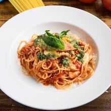 Tomato sause pasta with basil