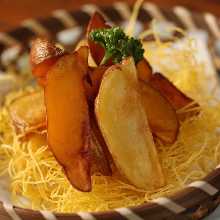 Fried unpeeled potatoes