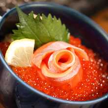 Fatty salmon and salmon roe rice bowl