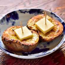 Steamed potatoes with butter