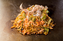 Yakisoba noodles with pork and kimchi