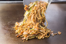 Mixed yakisoba noodles