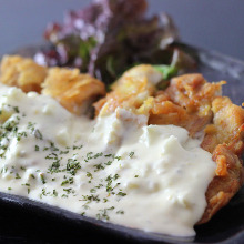 Fried chicken with vinegar and tartar sauce