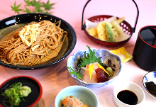 Soba noodles served on a bamboo strainer and tempura meal set