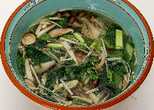 Green leaves and mushroom bean-starch vermicelli soup