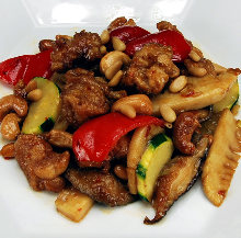 Stir-fried chicken and cashew nuts