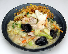 Seafood crispy udon noodle plate