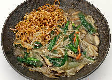 Ankake yakisoba with bean sprouts and garlic chives